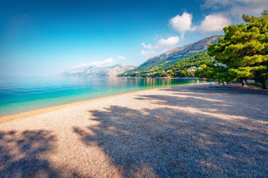 Bütün plajlar sabahın erken saatlerinde bomboştu. Adriyatik Denizi 'nin romantik deniz manzarası. Ünlü tatil beldesi Brela, Hırvatistan ve Avrupa 'nın renkli yaz manzarası. Akdeniz ülkelerinin güzel dünyası.