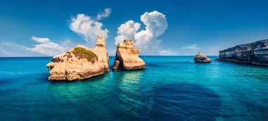Uçan İHA 'nın görüntüsü. Popüler manzaranın panoramik yaz manzarası - Le Due Sorelle, Torre dell 'Orso plaj konumu, Apulia bölgesi, İtalya, Avrupa. Adriyatik Denizi 'nin fantastik sabah manzarası. 