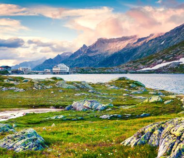 Grimselpass 'ın tepesindeki Totensee Gölü' nde renkli bir yaz akşamı. İsviçre Alpleri, Bern Kantonu, İsviçre, Avrupa 'daki açık hava manzaraları. Doğa konseptinin güzelliği