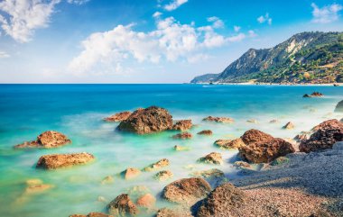 Avali Sahili 'nin inanılmaz bahar manzarası. İyon Denizi 'nin muhteşem sabah deniz manzarası. Lefkada Adası, Yunanistan, Avrupa 'nın harika bir açık hava sahnesi. Doğa konseptinin güzelliği.
