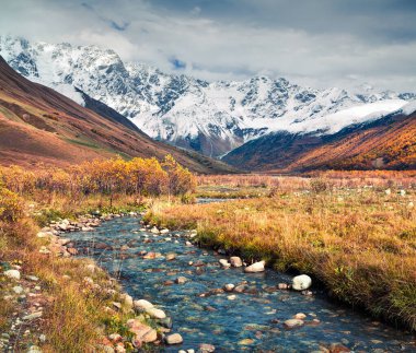 Shkhara Dağı 'nın güney eteklerinde. Ushguli köyünden görüntü. Kafkasya dağlarında renkli bir sonbahar sabahı, Yukarı Svaneti, Gürcistan, Avrupa. İşlenmiş fotoğraf sonrası sanatsal stil.