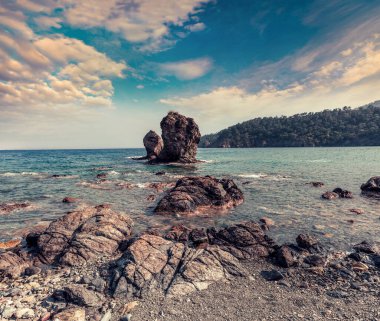 Türkiye 'de resim gibi Akdeniz manzarası. Antalya ilinin Kemer ilçesine bağlı Tekirova köyü yakınlarındaki küçük bir körfez manzarası. Retro biçimi filtrelendi.