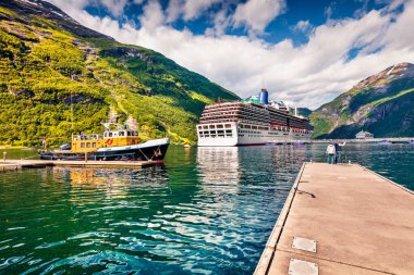 Norveç 'in batısındaki Geiranger limanının güneşli yaz manzarası. Sunnylvsfjorden fiyordunun muhteşem manzarası. Seyahat konsepti geçmişi. İşlenmiş fotoğraf sonrası sanatsal stil.