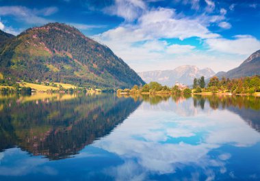 Gessl köyünün parlak güneşli manzarası. Styria, Avusturya 'nın Liezen Bölgesi, Grundlsee Gölü' nde renkli bir yaz sabahı. Avrupa. İşlenmiş fotoğraf sonrası sanatsal stil.