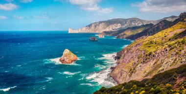 Popüler turizm merkezi Concali Su TerRainu 'nun göz kamaştırıcı yaz manzarası. Sardunya Adası, İtalya, Avrupa 'nın resimli sabah manzarası. Akdeniz 'in şaşırtıcı deniz manzarası. 