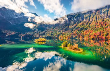 Uçan İHA 'nın görüntüsü. Arka planda Zugspitze sıradağları olan Eibsee Gölü 'nün puslu sabah manzarası. Bavyera Alpleri 'nin güzel sonbahar sahnesi, Almanya, Avrupa. Doğa konseptinin güzelliği.