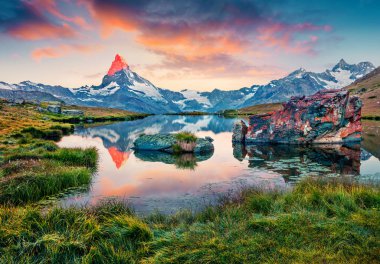 Stellisee gölünde renkli bir yaz gündoğumu. İsviçre Alpleri, İsviçre, Avrupa 'da Matterhorn (Monte Cervino, Mont Cervin) ile muhteşem bir açık hava sahnesi. Doğa konseptinin güzelliği