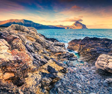 Doğa Koruma Alanı 'nda renkli bir bahar sahnesi. San Vito Burnu. Akdeniz 'de gün doğumu, Sicilya, İtalya, Avrupa. Instagram efekti filtrelendi.