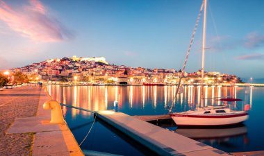 Ege Denizi 'ndeki muhteşem bahar deniz manzarası. Makedonya 'nın doğusundaki Kavala kenti ve Kavala bölgesel biriminin başlıca limanı olan Coloful akşam manzarası. Yunanistan, Avrupa.