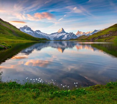Wetterhorn ve Wellhorn tepeleri Bachsee gölünün su yüzeyine yansıyor. Bernese Oberland Alplerinde renkli yaz gündoğumu, Grindelwald konumu, Innertkirchen, İsviçre, Avrupa.