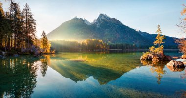 Hintersee Gölü 'nde fantastik bir sonbahar gündoğumu. Avusturya sınırındaki Bavyera Alpleri 'nin renkli sabah manzarası, Almanya, Avrupa. Doğa konseptinin güzelliği