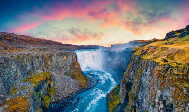 Kanyonun ortasından görüş açısı. Avrupa 'nın en güçlü şelalesi Dettifoss' un etkileyici yaz sahnesi. Jokulsargljufur Ulusal Parkı, İzlanda. 