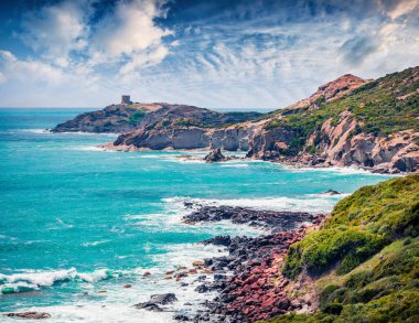 Torre Arjantin kulesinin şaşırtıcı bahar manzarası. Sardunya Adası, İtalya, Avrupa 'nın güneşli sabah manzarası. Akdeniz 'in harika deniz manzarası. Doğa konseptinin güzelliği