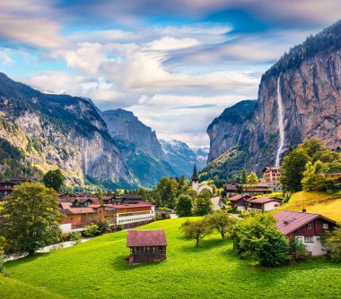 Lauterbrunnen köyündeki büyük şelalenin güneşli yaz manzarası. İsviçre Alpleri 'nde muhteşem bir açık hava sahnesi, Bern, İsviçre, Avrupa kantonunda Bernese Oberland. Kırsal konseptin güzelliği