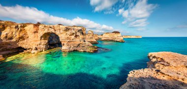 Popüler turistik ilgi odağı Torre Sant 'Andrea' nın panoramik bahar manzarası. Adriyatik Denizi, Torre Sant 'Andrea Köyü, Apulia Bölgesi, İtalya ve Avrupa' nın güneşli deniz manzarası. 