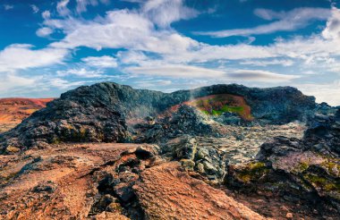 Krafla yanardağının buharlı suları. İzlanda 'nın kuzeyindeki Myvatn Gölü yakınlarındaki Leirhnjukur jeotermal vadisinde lav zeminiyle renkli egzotik bir manzara. İşlenmiş fotoğraf sonrası sanatsal stil.