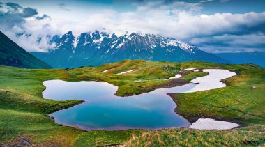 Kafkasya Dağları 'ndaki Koruldi Gölü' nün görkemli akşam manzarası. Yukarı Svaneti, Gürcistan, Avrupa 'da popüler turistik merkezlerin kasvetli yaz sahnesi. Doğa konseptinin güzelliği