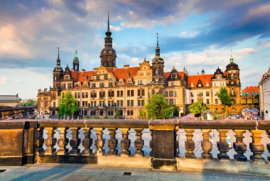 Dresden 'deki Saksonya krallarının ve seçmenlerin evi. Zwinger Müzesi 'nden Castle veya Royal Palace' ın (Dresdner Residenzschloss, Dresdner Schloss) güneşli manzarası. İşlenmiş fotoğraf sonrası sanatsal stil.