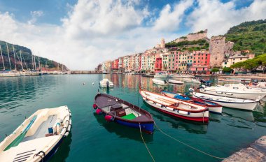Portovenere kasabasının sabah manzarası. Akdeniz 'in çarpıcı bahar deniz manzarası, Liguria, La Spezia ili, İtalya, Avrupa. Seyahat konsepti arka planı.