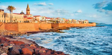 Alghero şehrinin renkli akşam manzarası, Sassari ili, İtalya, Avrupa. Sardunya adasının panoramik yaz manzarası, Akdeniz manzarası. Seyahat konsepti arka planı.