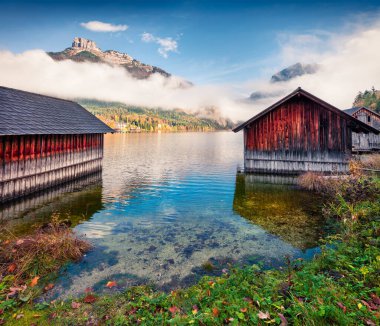 Altausseer See Gölü 'nün etkileyici sonbahar sahnesi. Avusturya 'nın Styria bölgesinin Liezen ilçesindeki Altaussee köyünün harika sabah manzarası. Kırsal konseptin güzelliği.