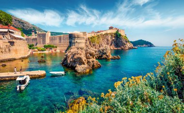 Dubrovnik 'teki ünlü Fort Bokar' ın çekici sabah manzarası. Adriyatik denizi, Hırvatistan ve Avrupa 'nın parlak yaz deniz manzarası. Akdeniz ülkelerinin güzel dünyası. Mimari seyahat arka planı.