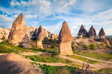 Cappadocia 'da renkli bir bahar sahnesi. Nisan ayında Red Rose Vadisi 'nde akşam oldu. Nevsehir 'in Merkez Anadolu Bölgesi' nde bulunan Cavusin köyü, Asya.