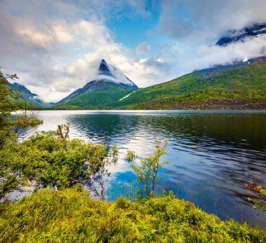 İç Dalsvatna Gölü 'nün huzurlu yaz manzarası. Norveç, Avrupa 'da renkli bir sabah sahnesi. Doğa konseptinin güzelliği. İşlenmiş fotoğraf sonrası sanatsal stil.