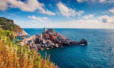 Portovenere kasabasındaki Aziz Peter Kilisesi 'nin güneşli sabah manzarası. Akdeniz 'in, Liguria' nın, La Spezia 'nın, İtalya' nın, Avrupa 'nın pitoresk bahar deniz manzarası. Seyahat konsepti arka planı