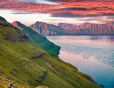Faroe Adaları, Danimarka, Avrupa 'da heyecanlı bir yaz günbatımı. Son güneş ışığı parlayan dağ sırtı. Doğa konseptinin güzelliği.