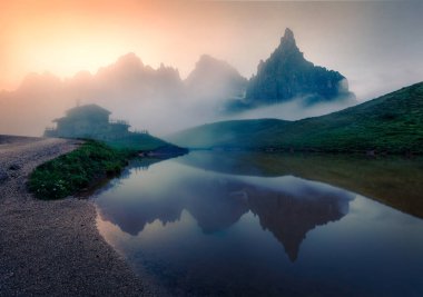 Cimon della Pala tepesi ile Baita Segantini Dağı 'nın sisli sabah manzarası. Dolomiti Alpleri, Rolle Pass, Trentino, İtalya ve Avrupa 'da fantastik bir yaz gündoğumu. Doğa konseptinin güzelliği