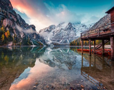 Arka planda Seekofel montu olan Braies Gölü 'ndeki tekne kulübesi. İtalyan Alplerinde renkli sonbahar manzarası, Naturpark Fanes-Sennes-Prags, Dolomite, İtalya, Avrupa. İşlenmiş fotoğraf sonrası sanatsal stil