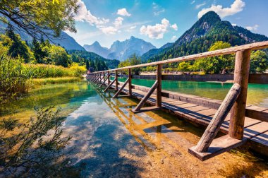 Jasna Gölü 'nün parlak öğleden sonra sahnesi. Julian Alps 'in, Gozd Martuljek' in Slovenya 'nın, Avrupa' nın muhteşem yaz manzarası. Triglav Ulusal Parkı 'nın güneşli manzarası. Seyahat konsepti arka planı.