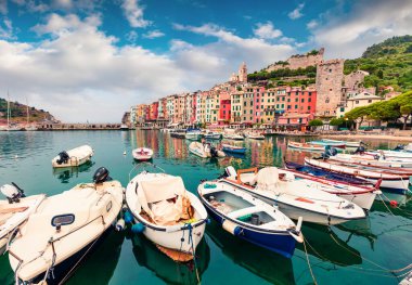 Portovenere kasabasının sabah manzarası. Akdeniz 'in büyük baharı, Liguria, La Spezia ili, İtalya, Avrupa. Seyahat konsepti arka planı.