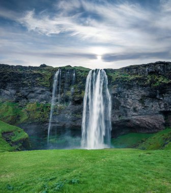 Seljalandfoss Şelalesi 'nin Seljalandsa nehri üzerindeki sabah manzarası çok etkileyici. İzlanda, Avrupa 'nın harika yaz manzarası. Doğa konseptinin güzelliği. Instagram filtre tonu.