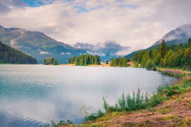 Silvaplana Gölü 'nün güneşli yaz manzarası. Segl köyü, Maloja geçidi, İsviçre kantonundaki Yukarı Engadine, İsviçre, İsviçre, Avrupa. İşlenmiş fotoğraf sonrası sanatsal stil