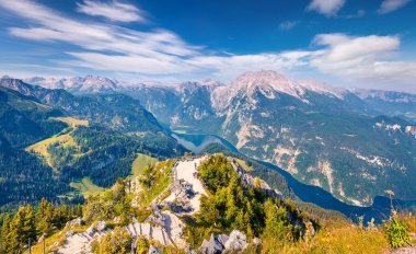 Kablodan Konigsee Gölü 'nün havadan görüntüsü. Almanya ve Avusturya sınırında güneşli bir yaz sabahı. Berchtesgaden konumu, Bavyera, Almanya, Avrupa.