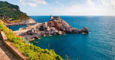 Portovenere kasabasındaki Aziz Peter Kilisesi 'nin güneşli sabah manzarası. Akdeniz 'in, Liguria' nın, La Spezia 'nın, İtalya' nın, Avrupa 'nın pitoresk bahar deniz manzarası. Seyahat konsepti arka planı.
