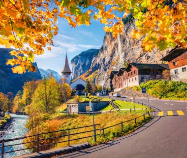 Lauterbrunnen köyünün renkli sabah manzarası. İsviçre Alpleri 'nin parlak sonbahar manzarası, Bern, İsviçre, Avrupa kantonundaki Bernese Oberland. Kırsal konseptin güzelliği.