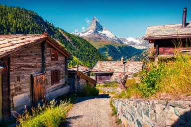 Matterhorn (Monte Cervino, Mont Cervin) ile birlikte Zermatt köyünde güneşli bir yaz sabahı. İsviçre Alpleri, Valais Kantonu, İsviçre, Avrupa 'da güzel bir açık hava sahnesi.