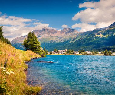 Sils im Engadin köyünün güneşli yaz manzarası. Sils Gölü, Maloja Geçidi, Yukarı Lokomotif 'te Grisonlar, İsviçre, Avrupa kantonunda manzara. İşlenmiş fotoğraf sonrası sanatsal stil.