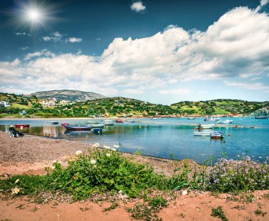 Nuevo Loca Sahili 'nin parlak bahar manzarası. Ege Denizi 'nin güneşli sabah deniz manzarası, Palaia Fokaia konumu, Yunanistan, Avrupa. Seyahat konsepti geçmişi. İşlenmiş fotoğraf sonrası sanatsal stil.