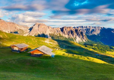 Gardena Valley 'deki muhteşem yaz sahnesi. Dolomite Alpleri, Ortisei, S. Cristina ve Selva lacation 'ın güneşli akşam manzarası, Güney Tyrol, İtalya, Avrupa. Doğa konseptinin güzelliği