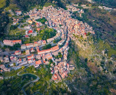 Uçan İHA 'nın görüntüsü. Novara di Sicilya 'nın en tepedeki kır evi. Sicilya, İtalya, Avrupa 'nın yay manzarası. Akdeniz ülkelerinin güzel dünyası. Seyahat konsepti arka planı