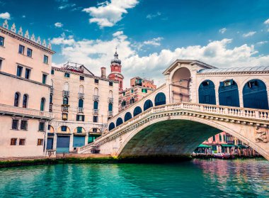 Ünlü Canal Grande 'nin muhteşem sahnesi. Rialto Köprüsü 'nün renkli bahar manzarası. Venedik, İtalya ve Avrupa 'nın resimli sabah manzarası. Seyahat konsepti arka planı.