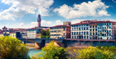 Arka planda Eski Saray (Palazzo Vecchio veya Palazzo della Signoria) ile Floransa 'nın güneşli bahar şehri. İtalya, Avrupa 'da renkli bir sabah sahnesi. Seyahat konsepti arka planı