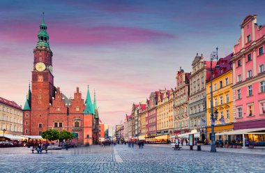 Wroclaw Pazar Meydanı Belediye Binası ile renkli akşam sahnede. Günbatımı Silesia, Polonya, Avrupa'nın tarihsel başkentinde. Tarzı yazı işlenmiş fotoğraf.
