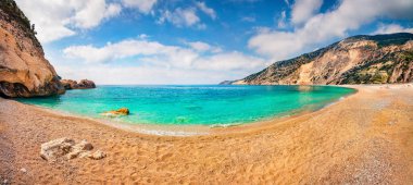 Myrtos Sahili 'nin panoramik manzarası. Divarata köyü, Yunanistan, Avrupa 'daki Cephalonia adasının güneşli sabah manzarası. İyon Denizi 'nin heyecanlı yaz deniz manzarası. Doğa konseptinin güzelliği.