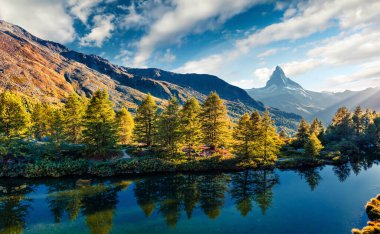 Grindjisee Gölü 'nün parlak yaz manzarası. Matterhorn (Monte Cervino, Mont Cervin) zirvesi, İsviçre Alpleri, Zermatt konumu, Valais kantonu, İsviçre, Avrupa. Doğa konseptinin güzelliği.
