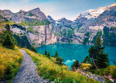 Benzersiz Oeschinensee Gölü 'nde renkli bir yaz gündoğumu. İsviçre Alplerinde Bluemlisalp Dağı, Kandersteg Köyü, İsviçre, Avrupa. 